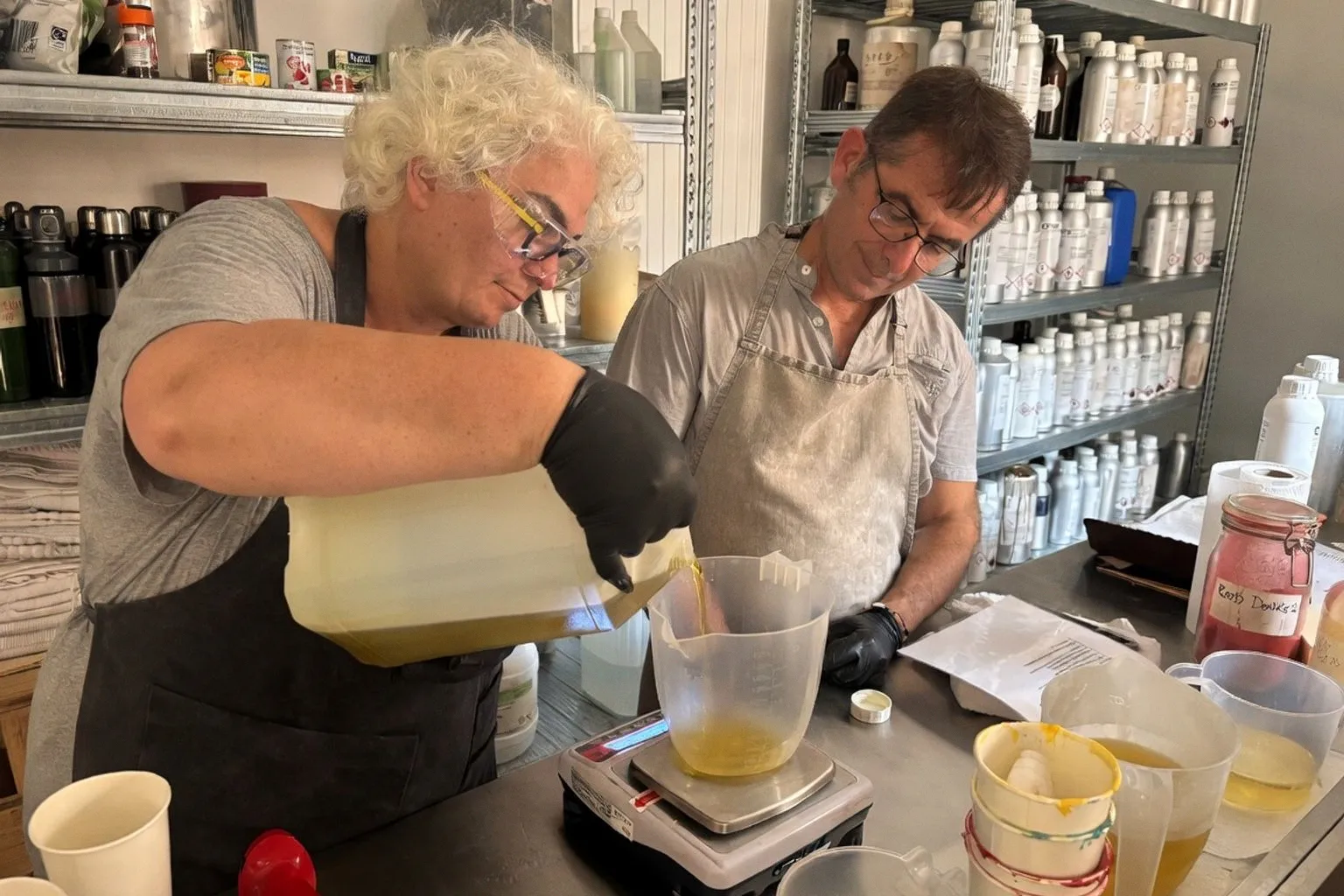 Apprendre la saponification à froid : immersion dans les ateliers de la savonnerie Savonnia