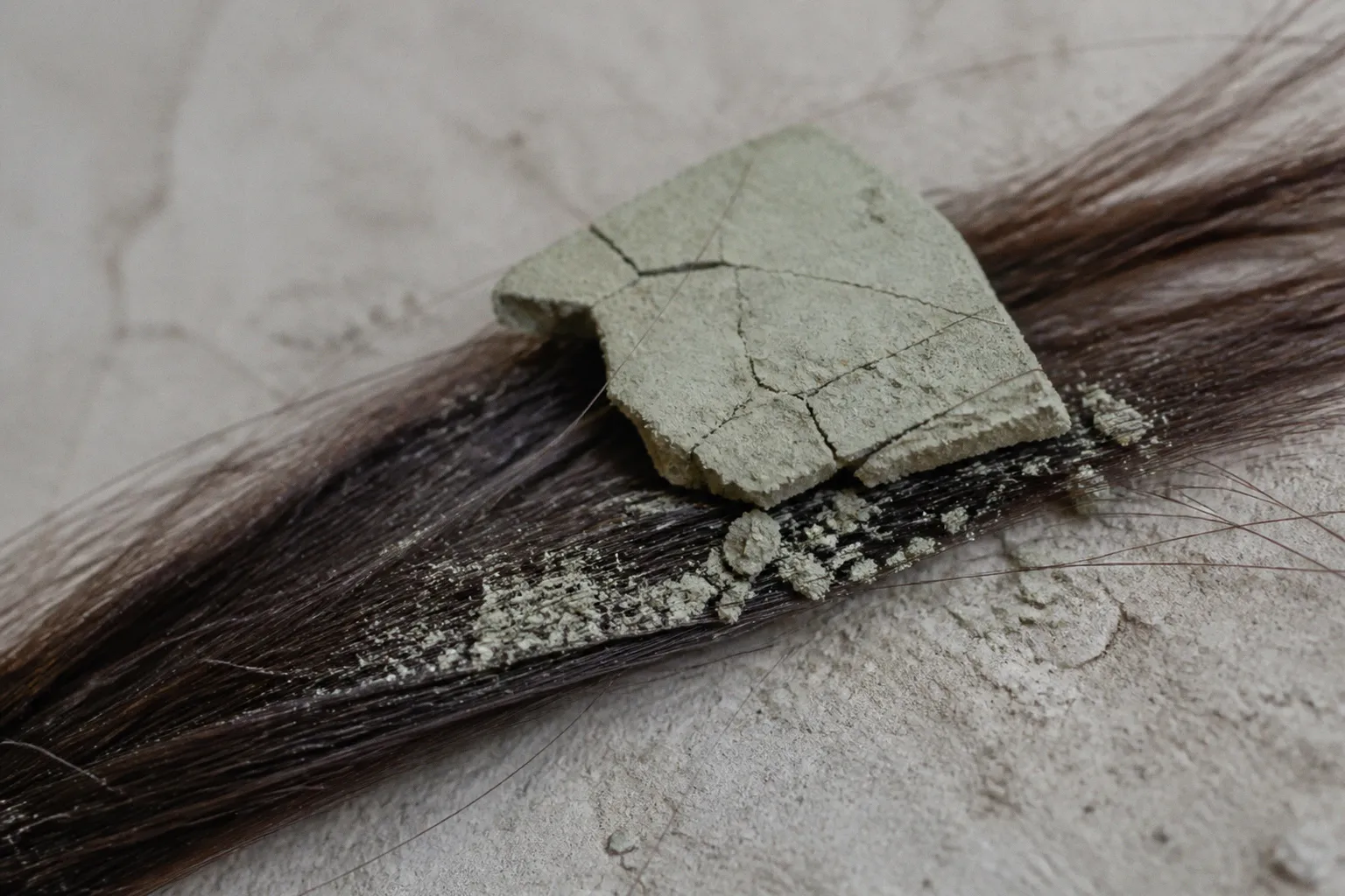 Argile verte sur cheveux secs : une fausse bonne idée ?