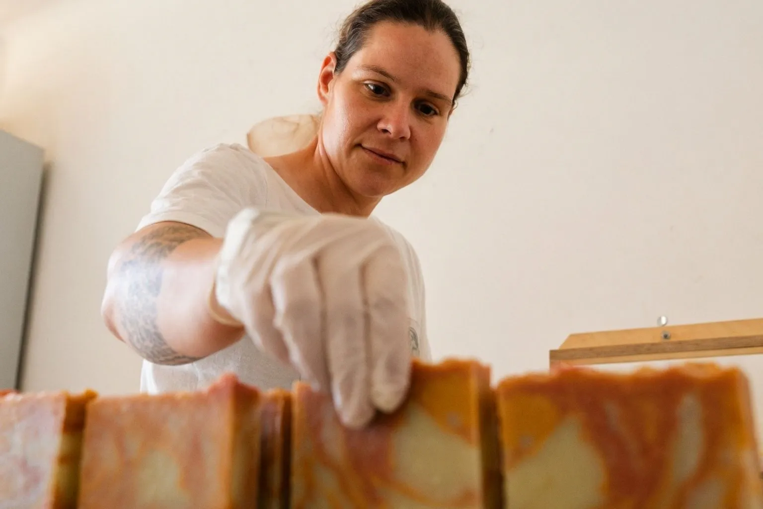 Dix ans de savoir-faire artisanal : immersion dans les coulisses de la savonnerie So Authentic