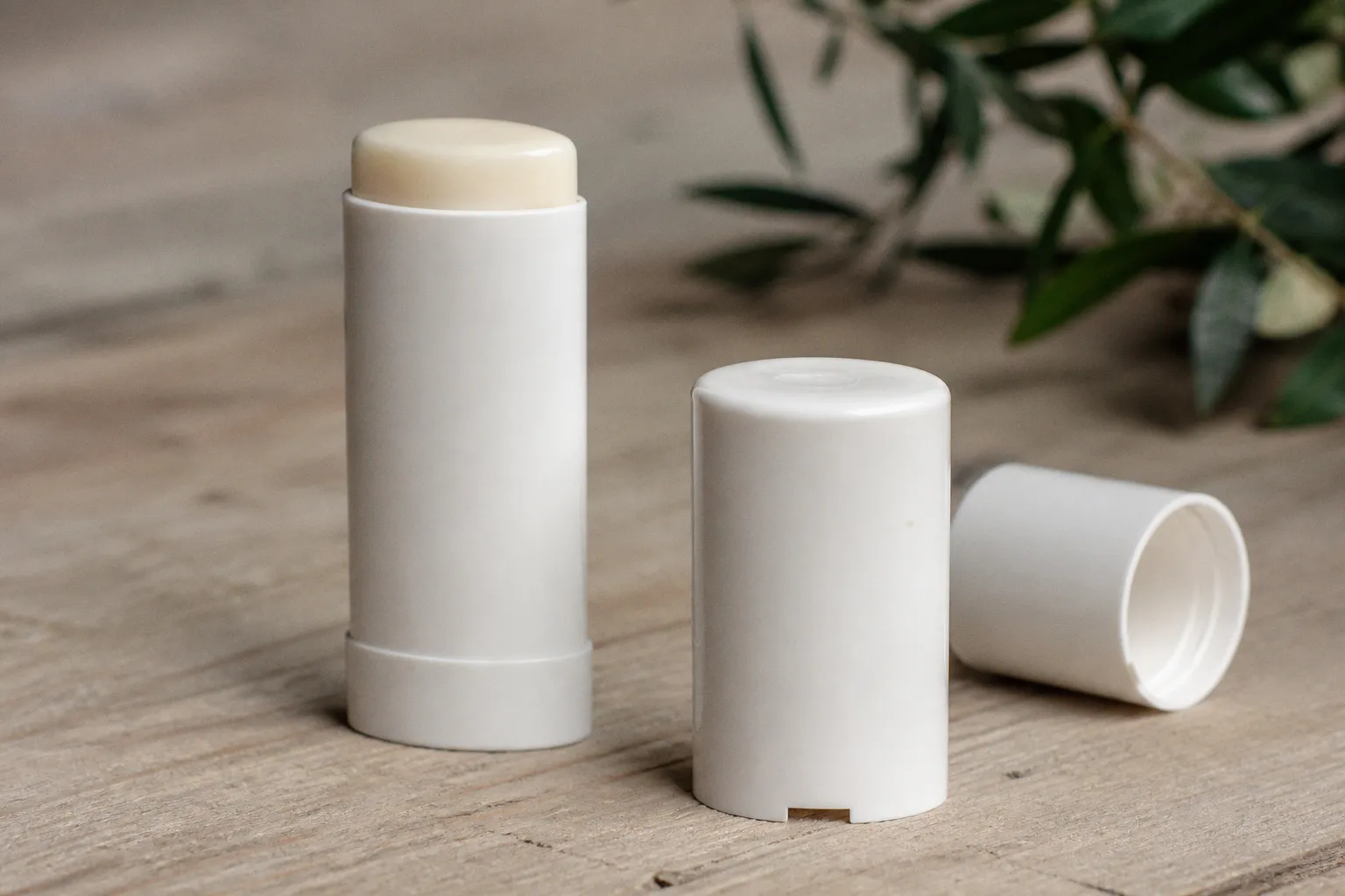 Firn adopte le système rechargeable Stick ReUse pour son nouveau soin solaire