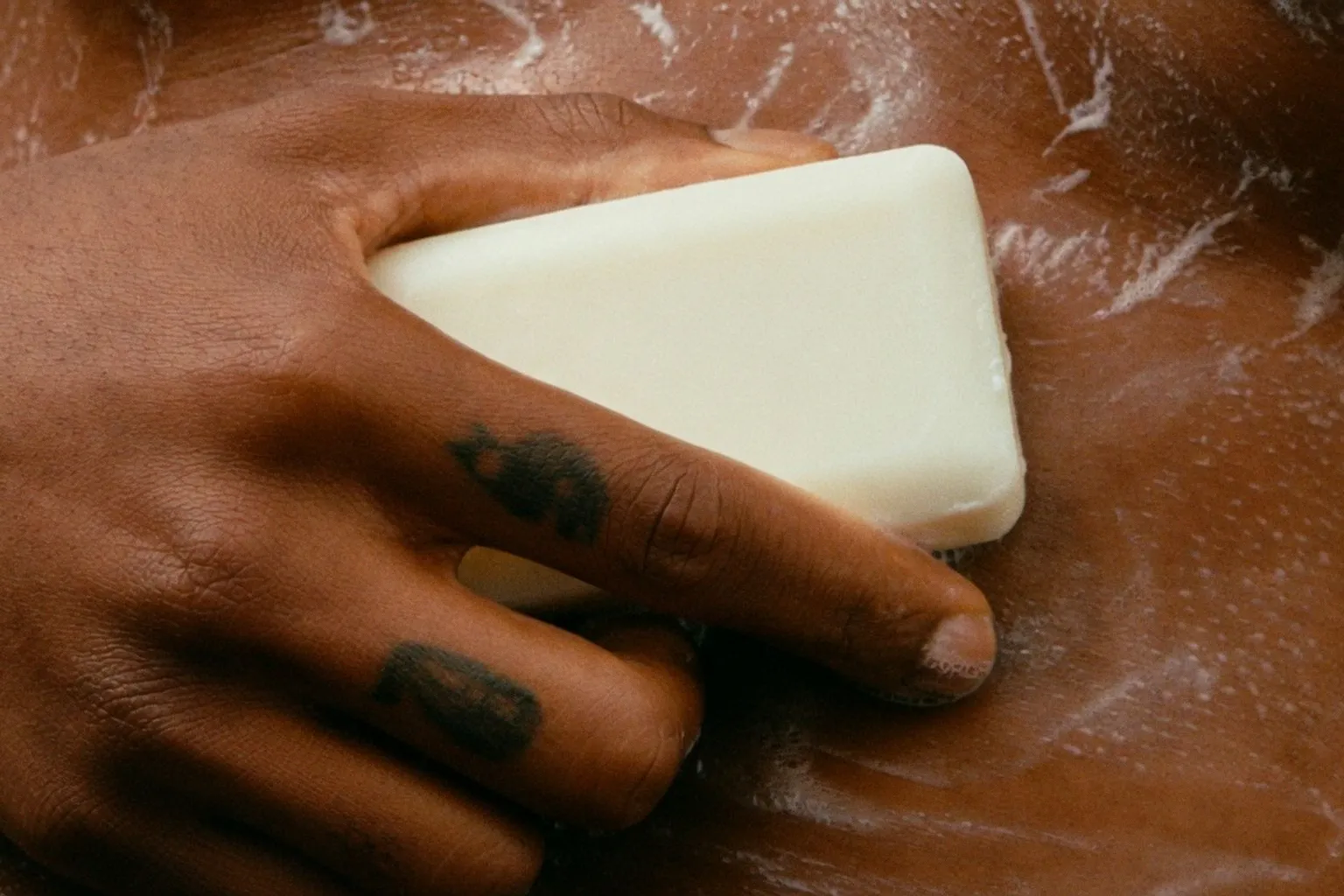 Savon à l'acide kojique : comment atténuer les taches brunes sans irriter la peau